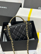 CC 18 Clutch-Tasche aus schwarzem Kalbsleder mit goldenen Beschlägen