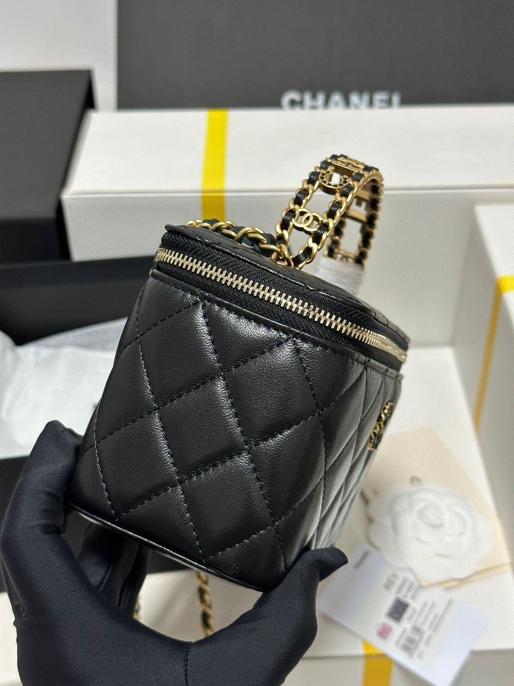 CC 18 Clutch-Tasche aus schwarzem Kalbsleder mit goldenen Beschlägen