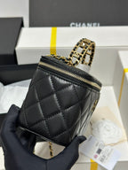 CC 18 Clutch-Tasche aus schwarzem Kalbsleder mit goldenen Beschlägen