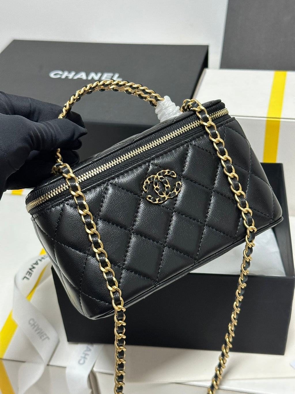 CC 18 Clutch-Tasche aus schwarzem Kalbsleder mit goldenen Beschlägen