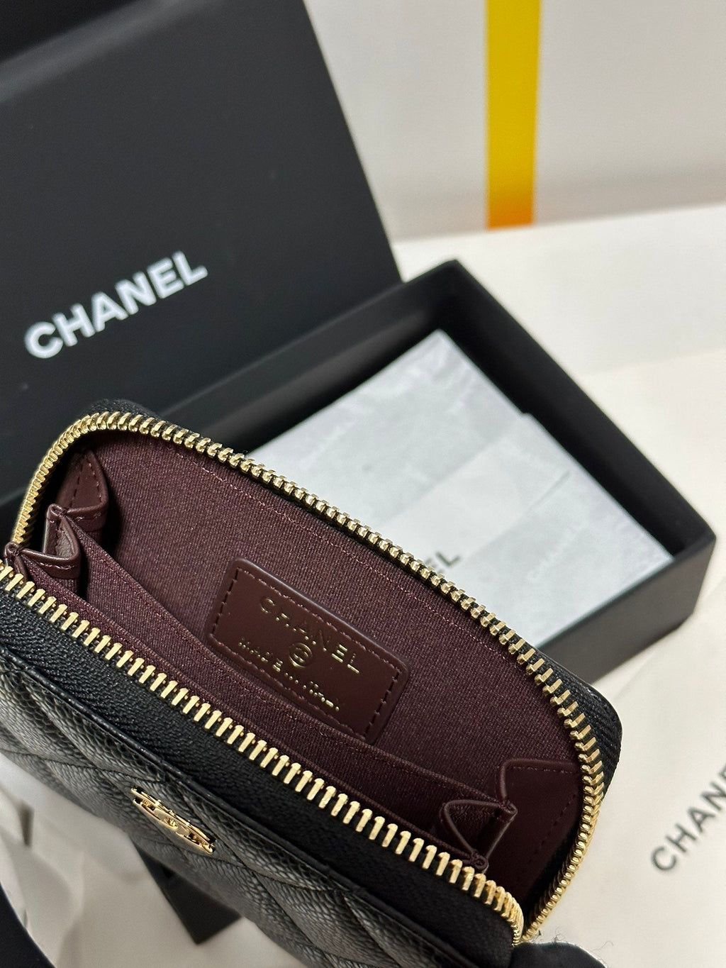 MINI-GELDBÖRSE 11 IN SCHWARZ KAVIARHAUT GOLD-METALLIC