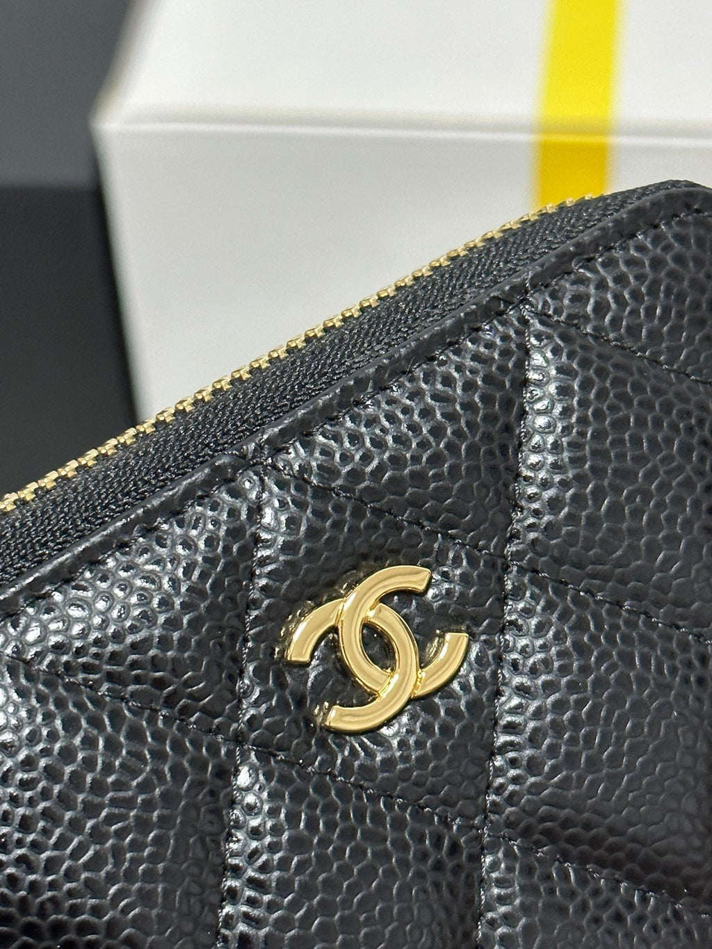 MINI-GELDBÖRSE 11 IN SCHWARZ KAVIARHAUT GOLD-METALLIC