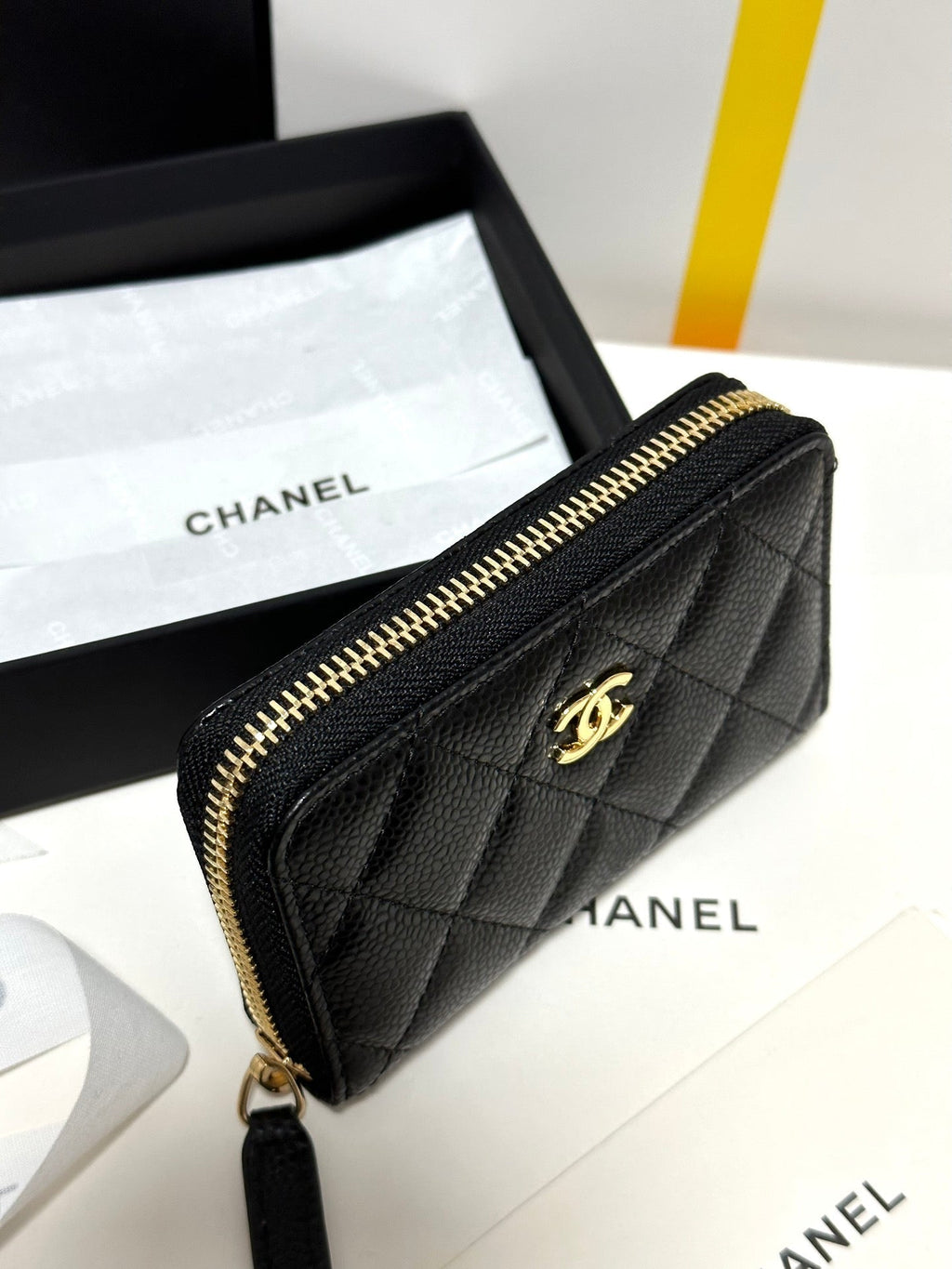 MINI-GELDBÖRSE 11 IN SCHWARZ KAVIARHAUT GOLD-METALLIC