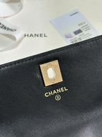 Klapptasche 18 mit Griff aus schwarzem Kalbsleder mit goldenen Beschlägen 