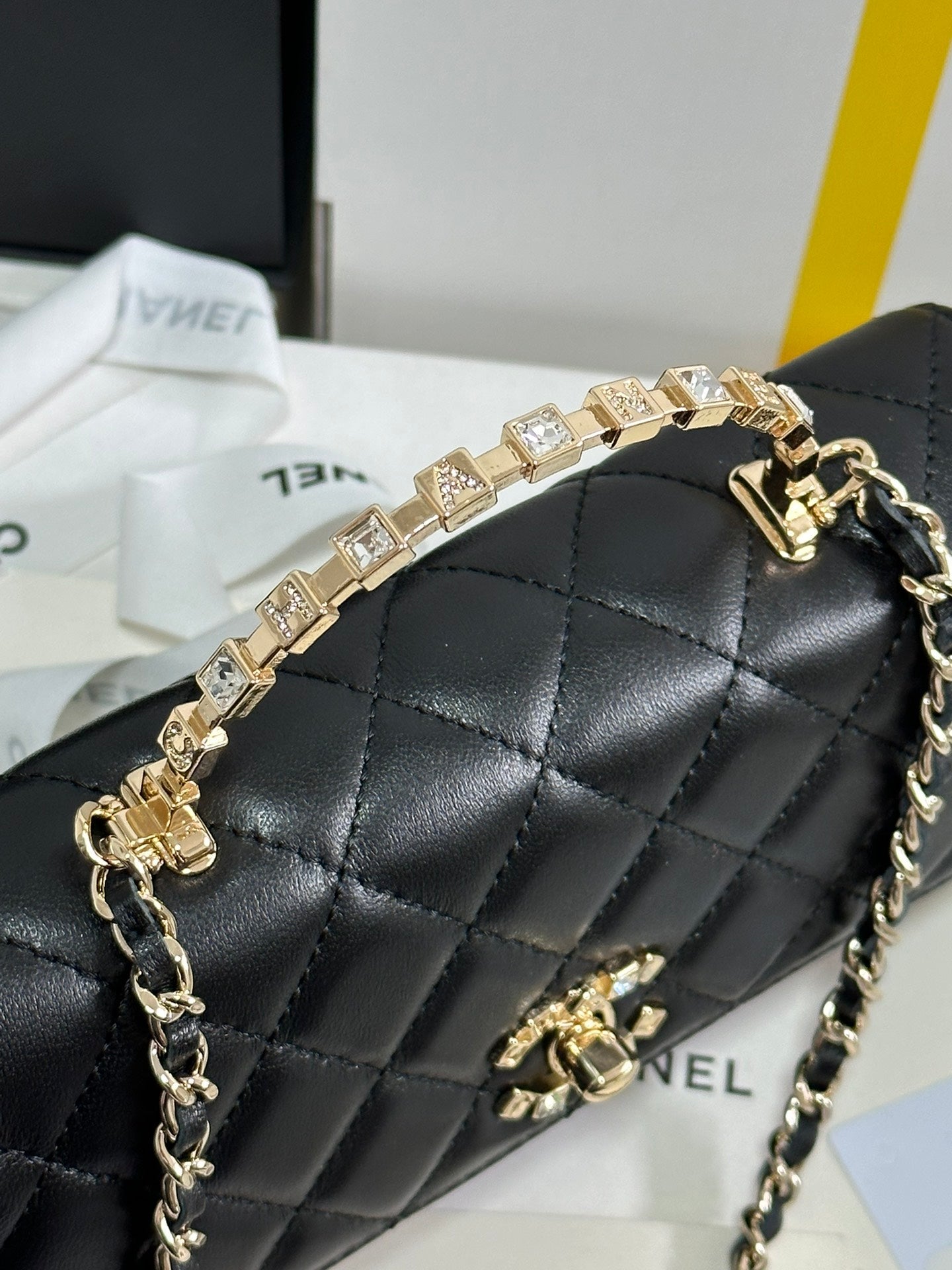 Klapptasche 18 mit Griff aus schwarzem Kalbsleder mit goldenen Beschlägen 