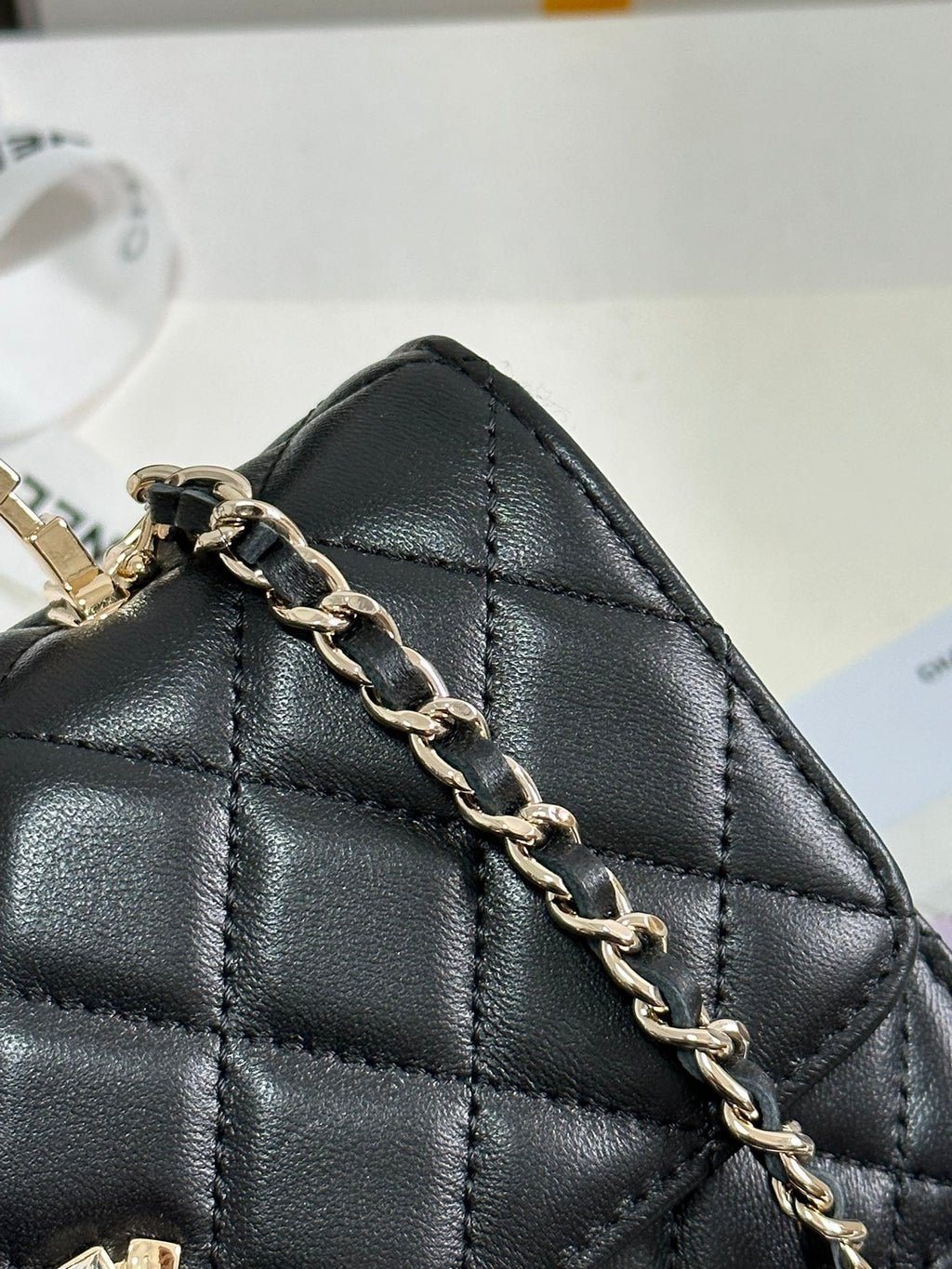 Klapptasche 18 mit Griff aus schwarzem Kalbsleder mit goldenen Beschlägen 