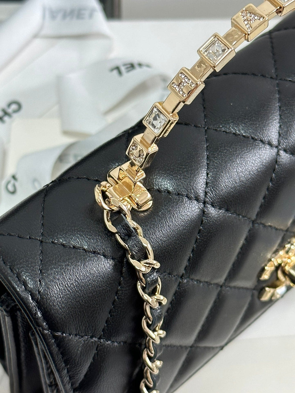 Klapptasche 18 mit Griff aus schwarzem Kalbsleder mit goldenen Beschlägen 