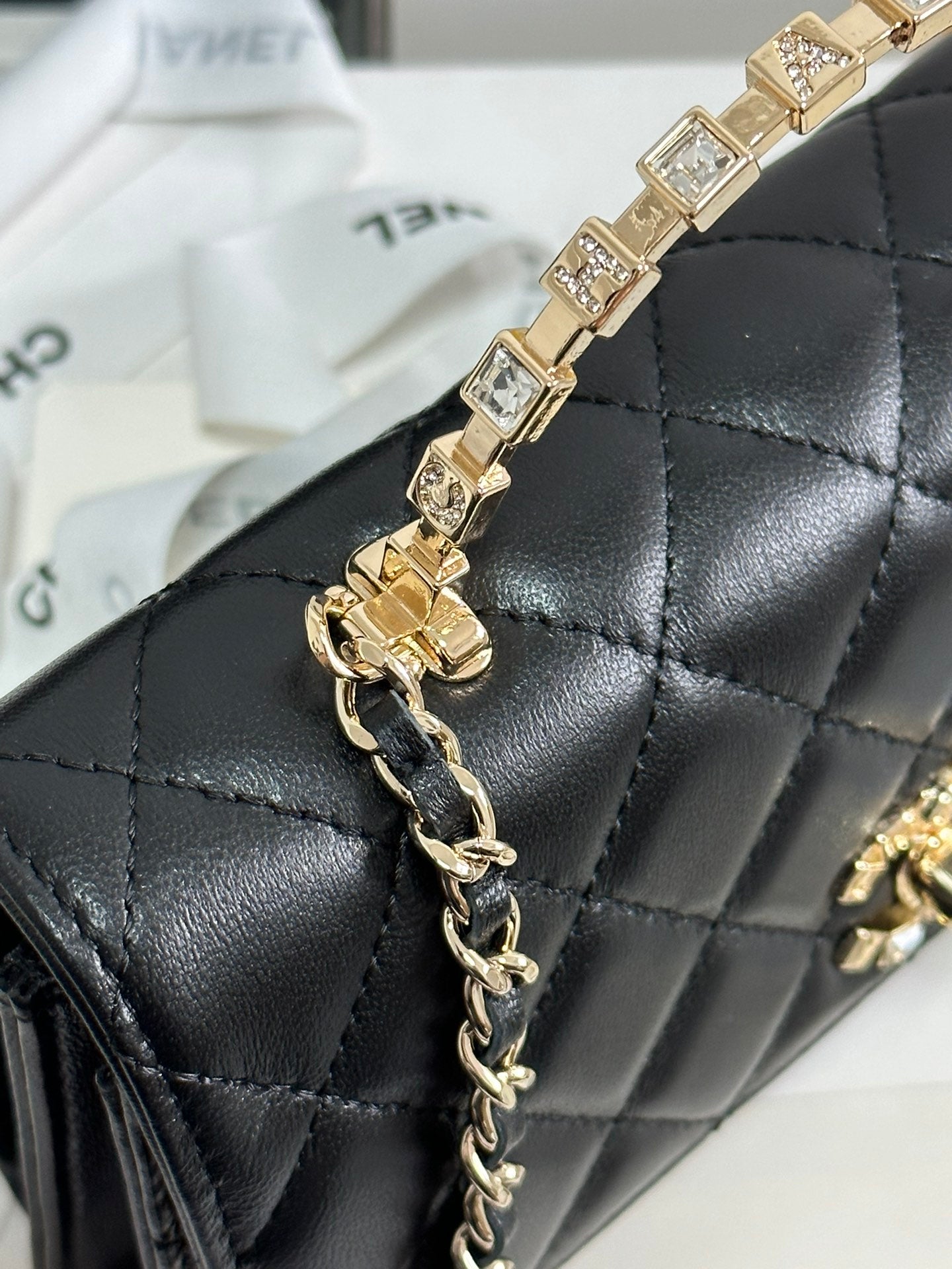 Klapptasche 18 mit Griff aus schwarzem Kalbsleder mit goldenen Beschlägen 