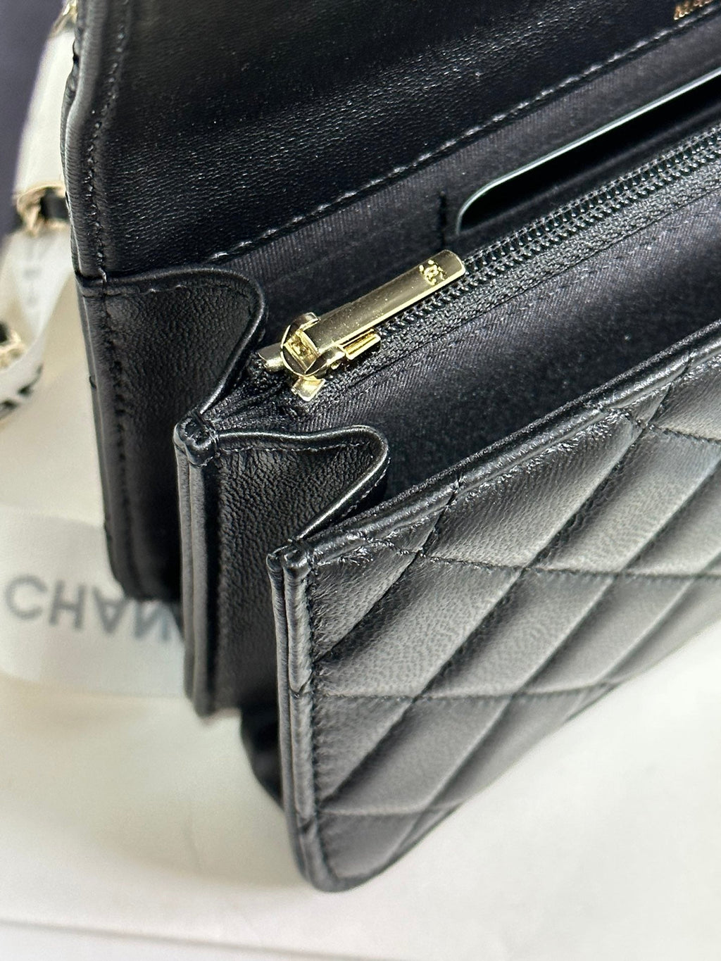 Klapptasche 18 mit Griff aus schwarzem Kalbsleder mit goldenen Beschlägen 