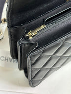 Klapptasche 18 mit Griff aus schwarzem Kalbsleder mit goldenen Beschlägen 