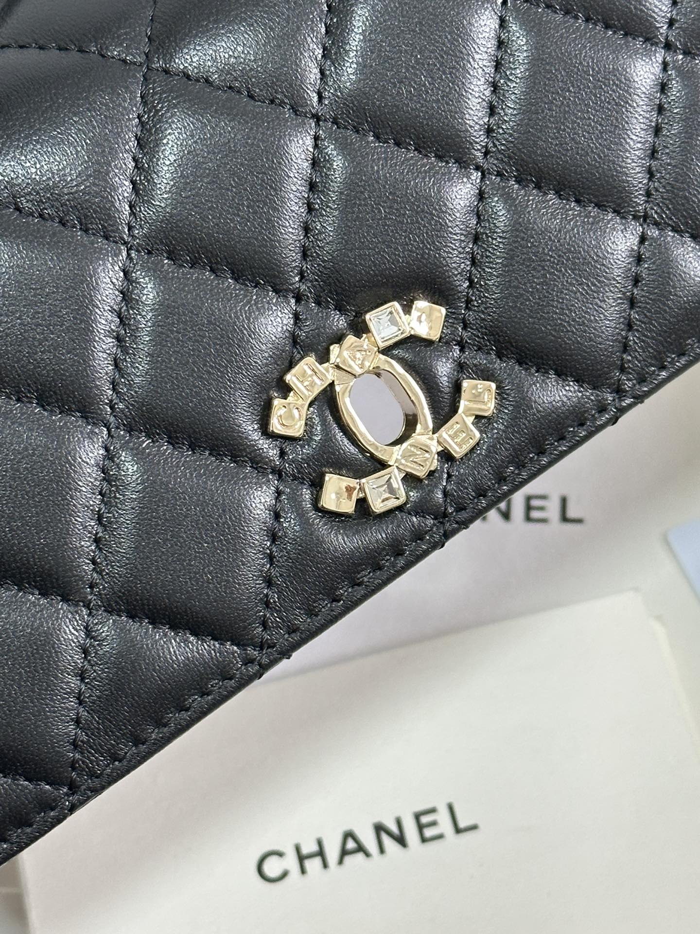 Klapptasche 18 mit Griff aus schwarzem Kalbsleder mit goldenen Beschlägen 