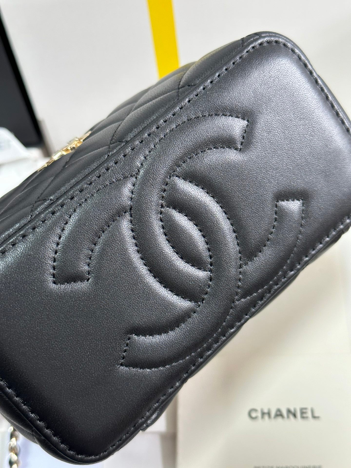 Kosmetikkoffer 18 Zoll, schwarzes Kalbsleder, goldene Beschläge 