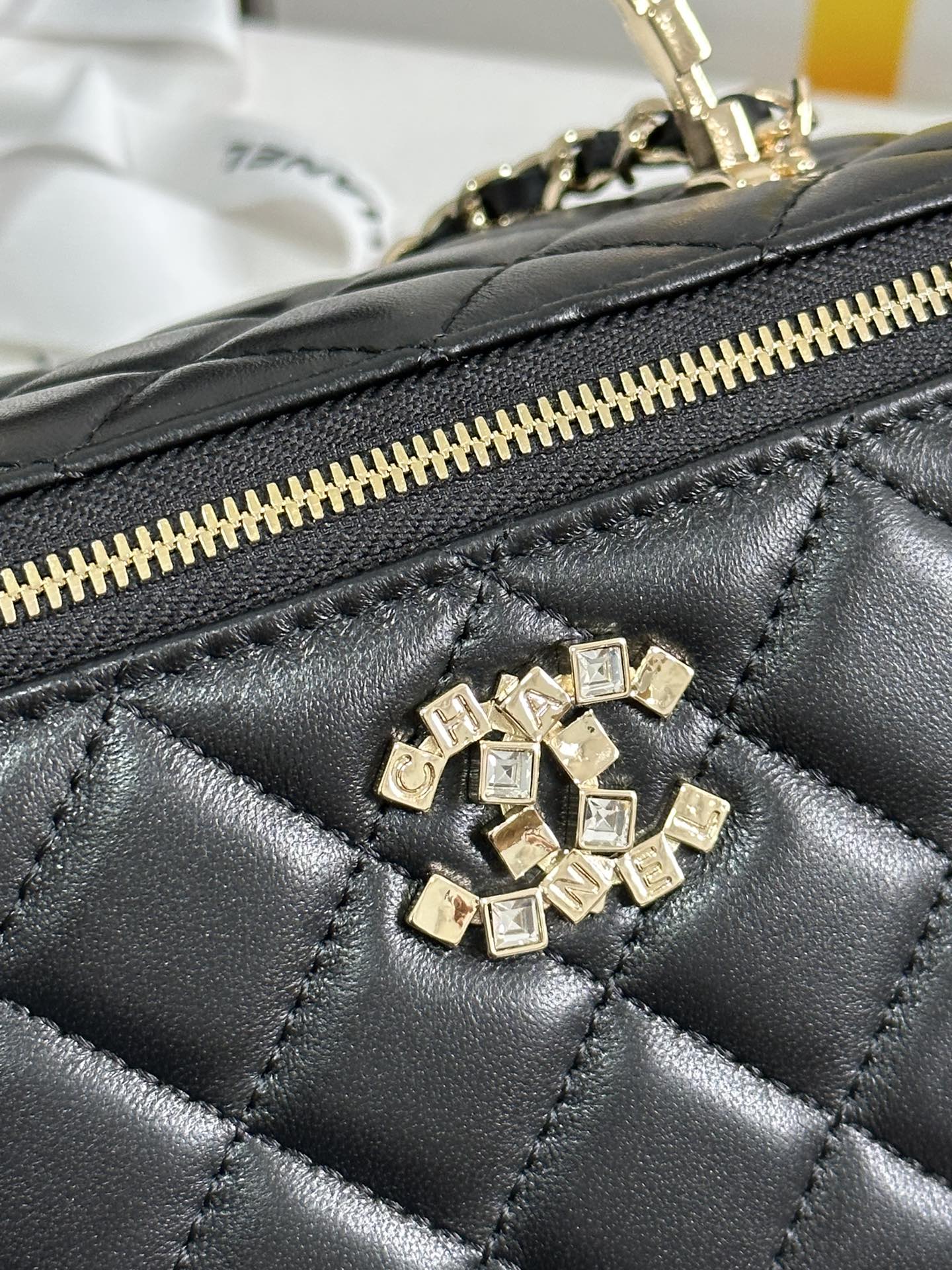 Kosmetikkoffer 18 Zoll, schwarzes Kalbsleder, goldene Beschläge 