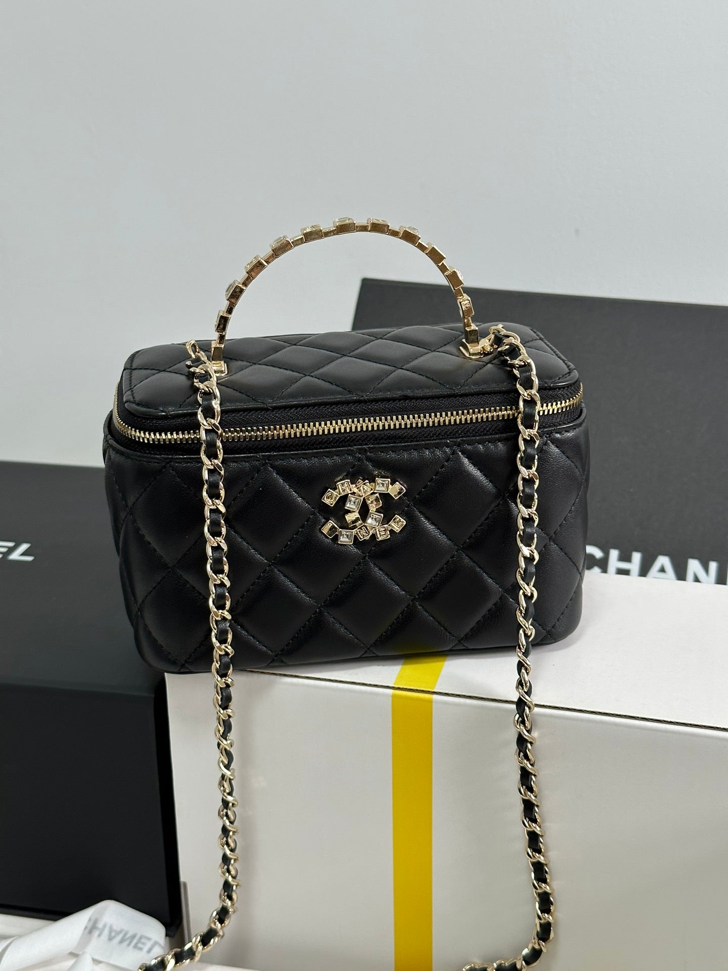 Kosmetikkoffer 18 Zoll, schwarzes Kalbsleder, goldene Beschläge 