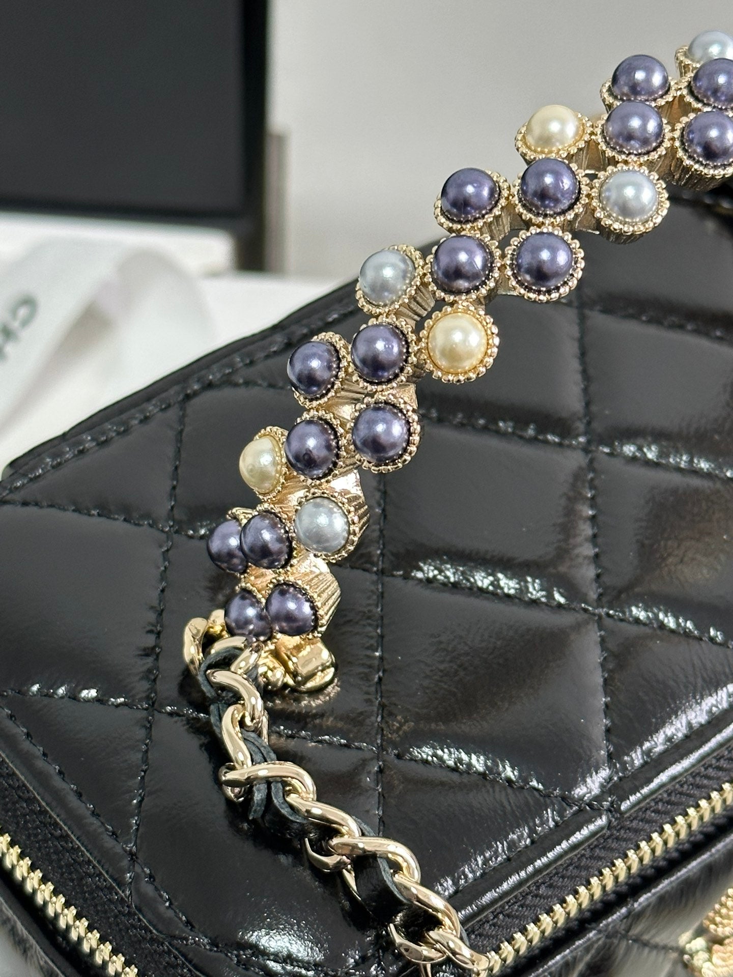 Kosmetikkoffer 18 Zoll, schwarzes, glänzendes Lammleder mit Perlmuttgriff 