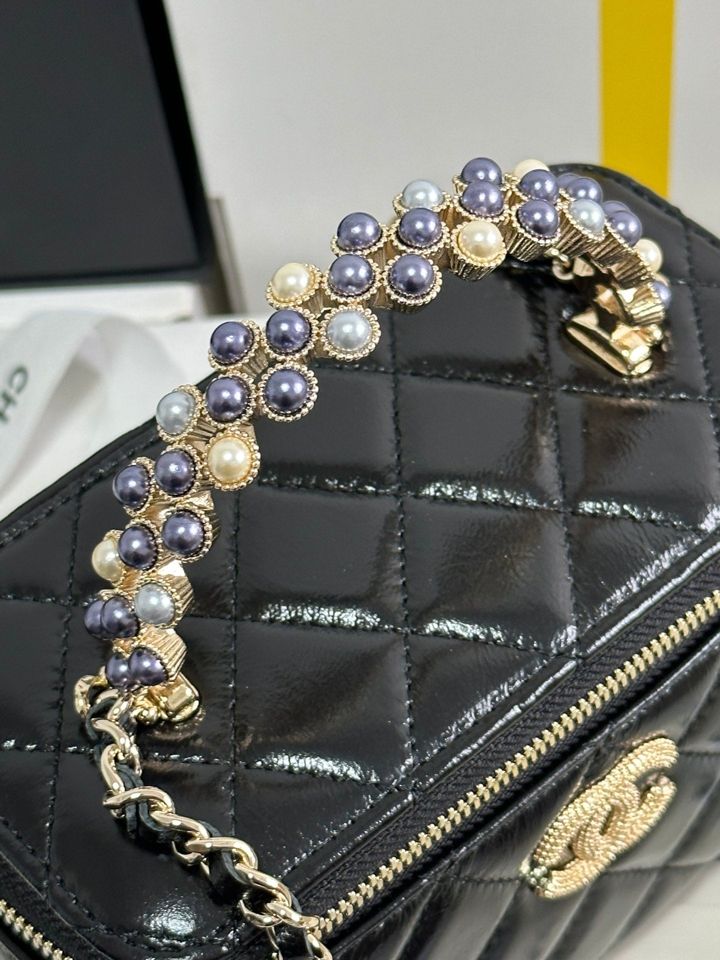 Kosmetikkoffer 18 Zoll, schwarzes, glänzendes Lammleder mit Perlmuttgriff 