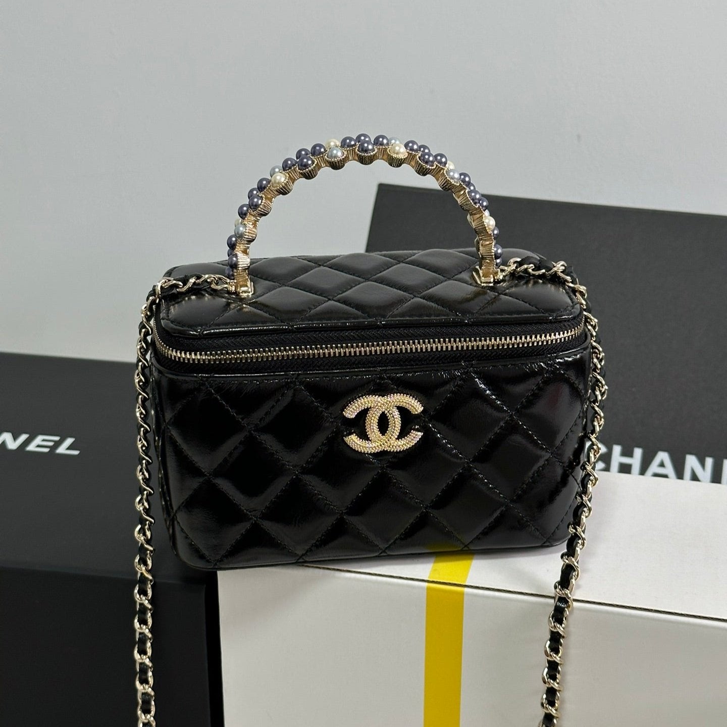 Kosmetikkoffer 18 Zoll, schwarzes, glänzendes Lammleder mit Perlmuttgriff 