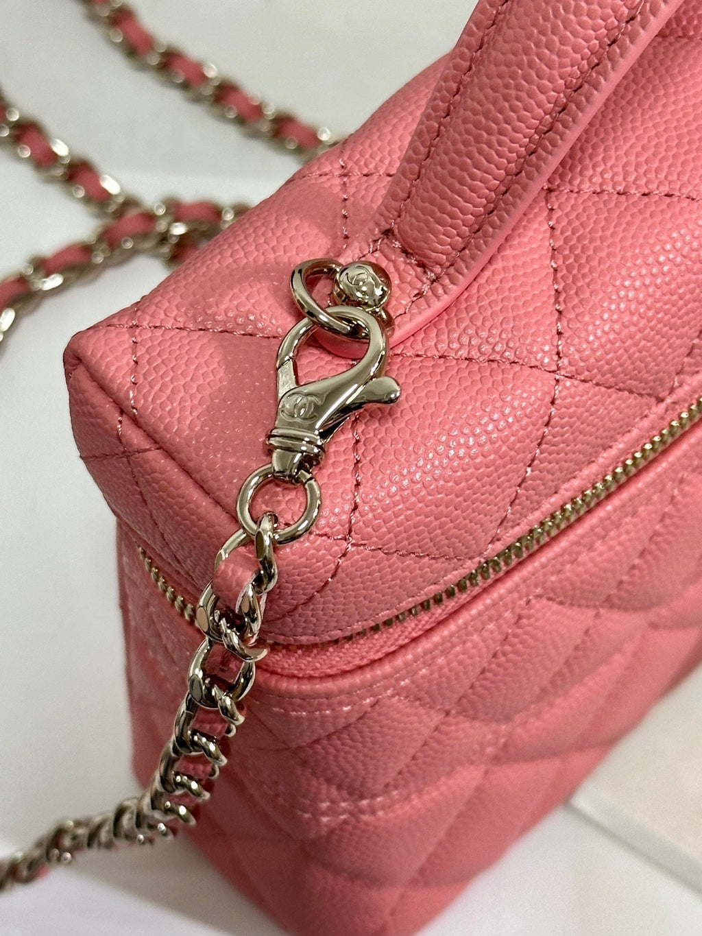 VANITY CASE 19 IN CONTESSA PINK CALFSKIN GOLD-TONE METALLIC