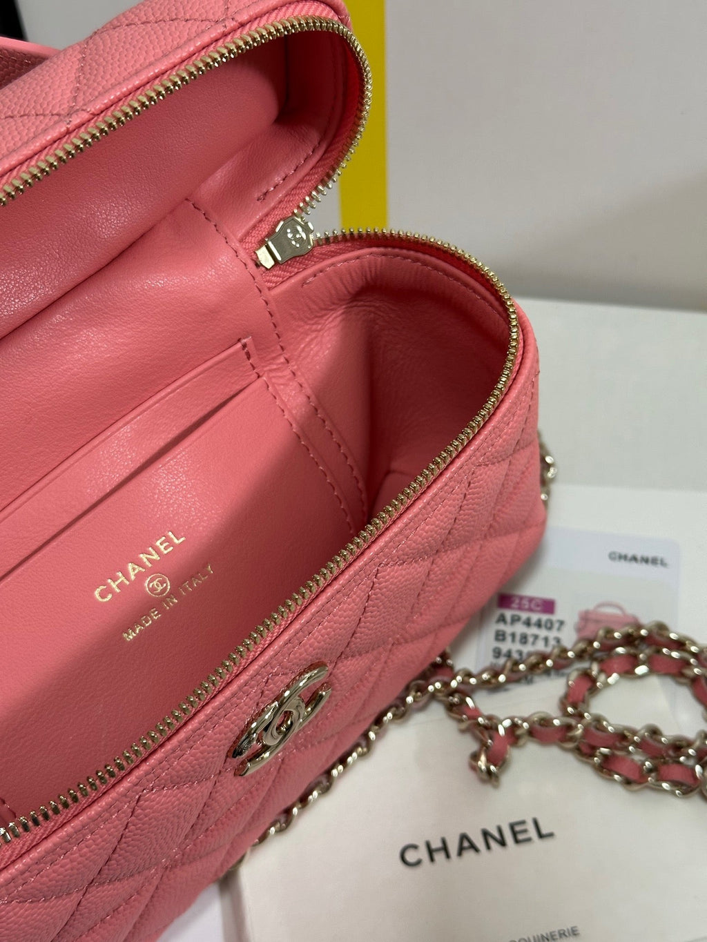 VANITY CASE 19 IN CONTESSA PINK CALFSKIN GOLD-TONE METALLIC