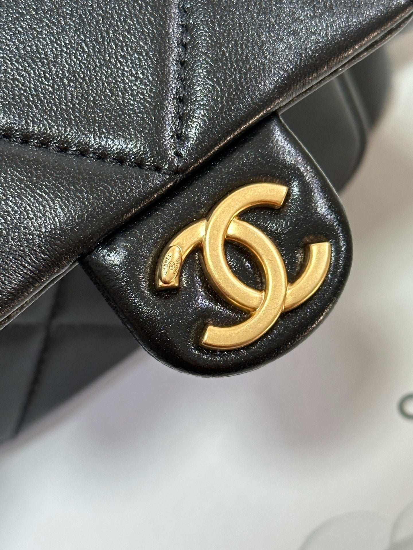 QUILTED HOBO CARGO BAG 31 IN BLACK CALFSKIN GOLD CHAIN