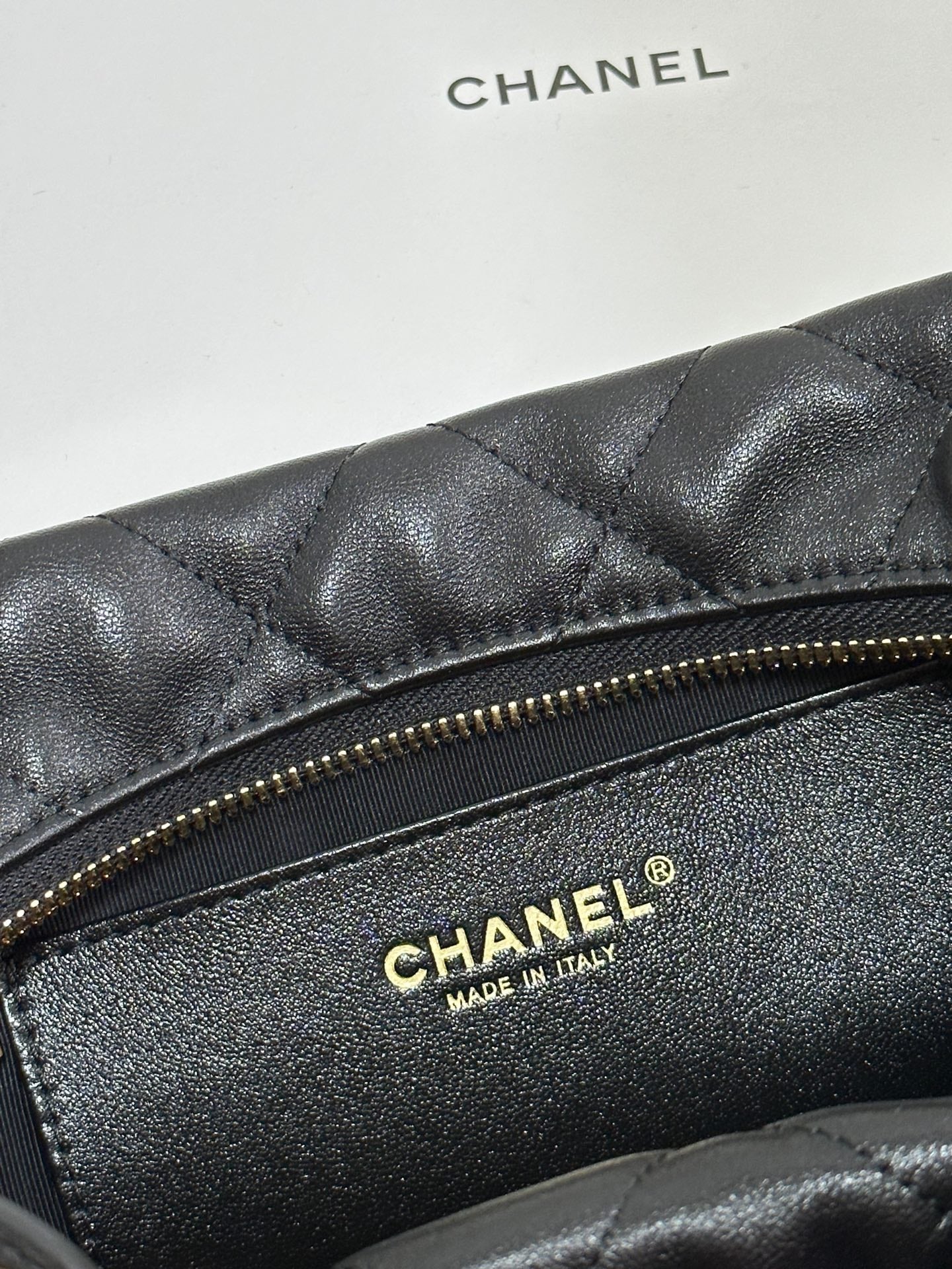 QUILTED HOBO CARGO BAG 31 IN BLACK CALFSKIN GOLD CHAIN