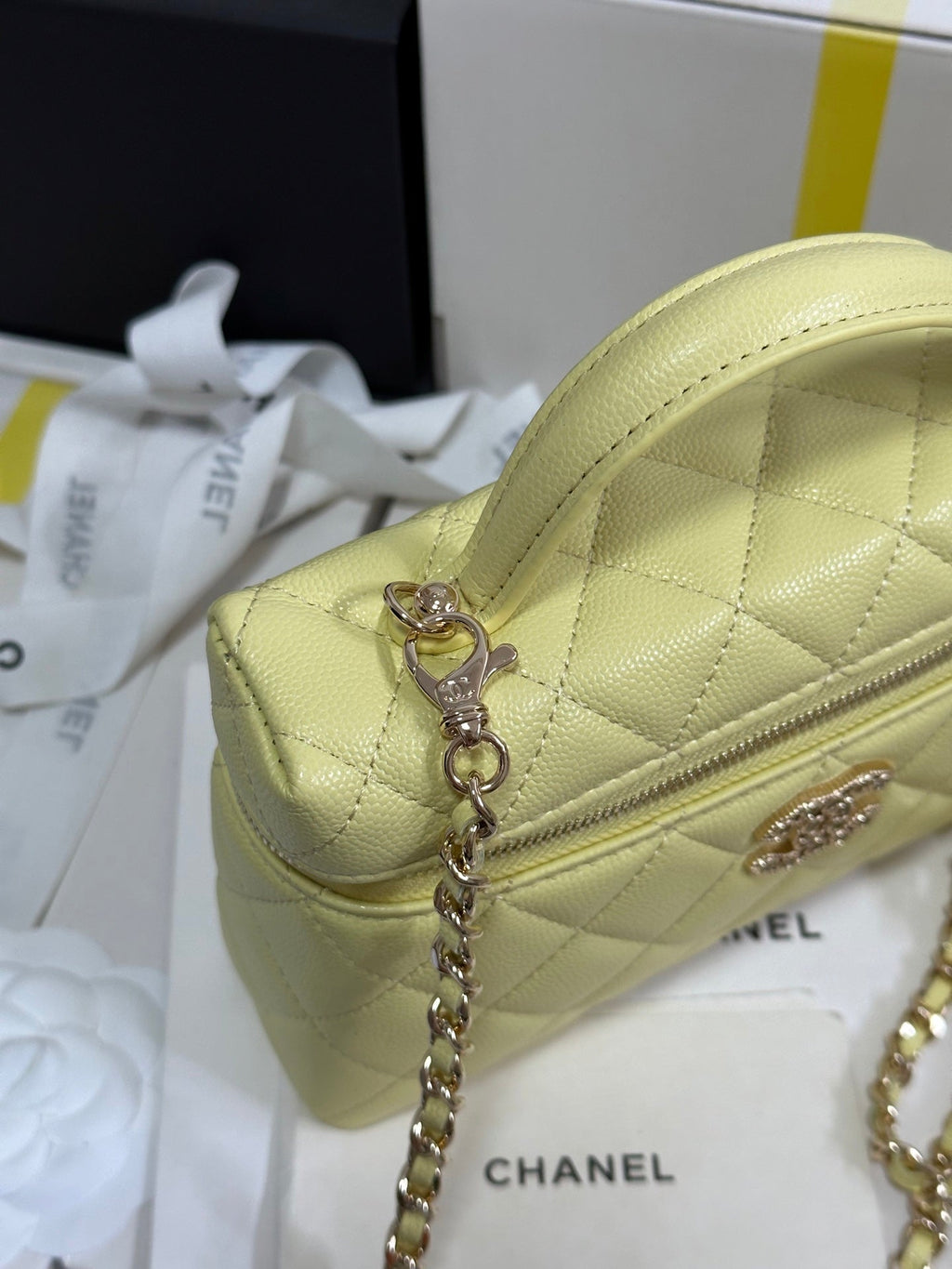 Strass-Schminkkoffer, gesteppt, 19 Zoll, aus gelbem Kalbsleder mit goldmetallicfarbenem