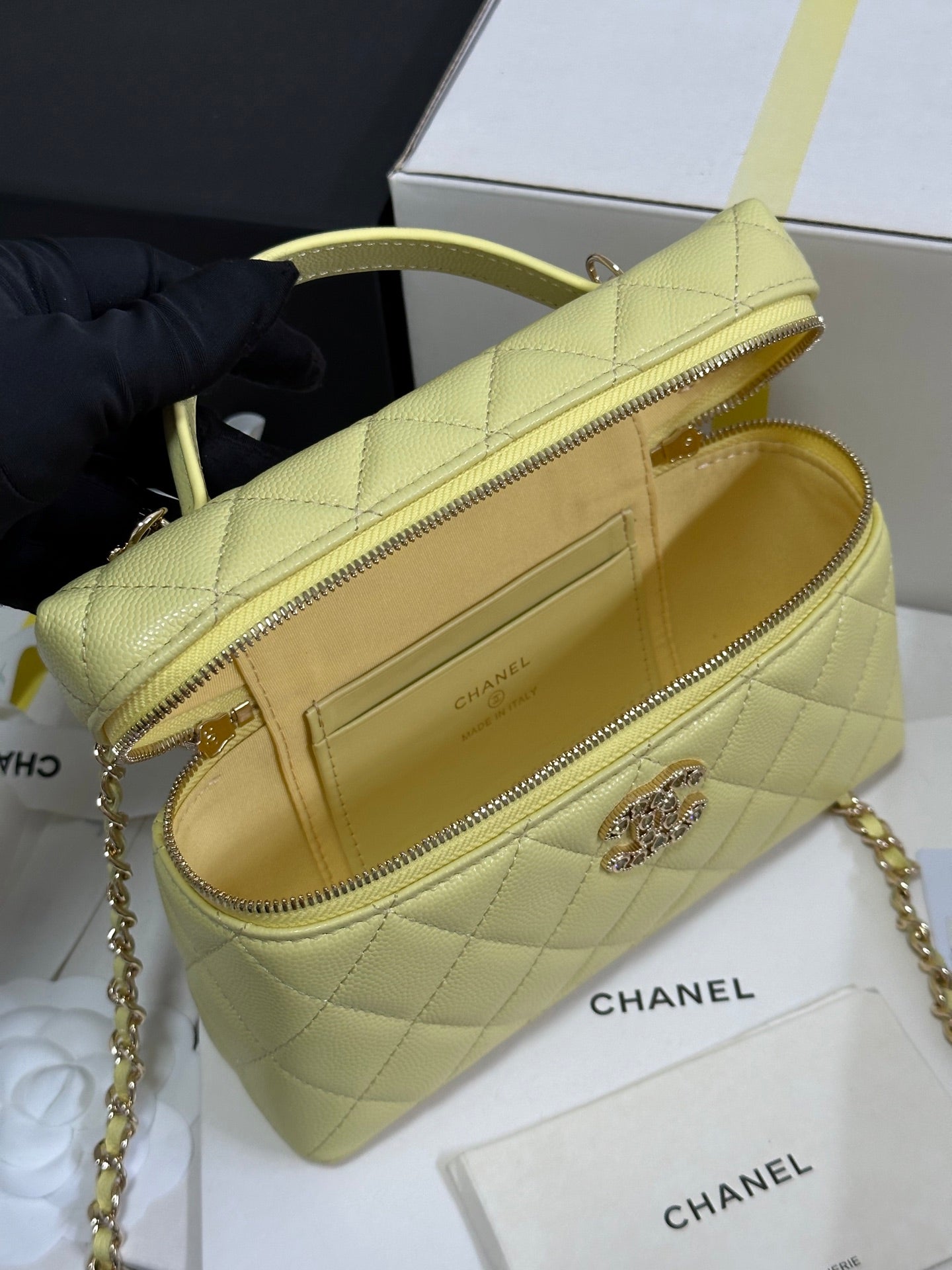 Strass-Schminkkoffer, gesteppt, 19 Zoll, aus gelbem Kalbsleder mit goldmetallicfarbenem