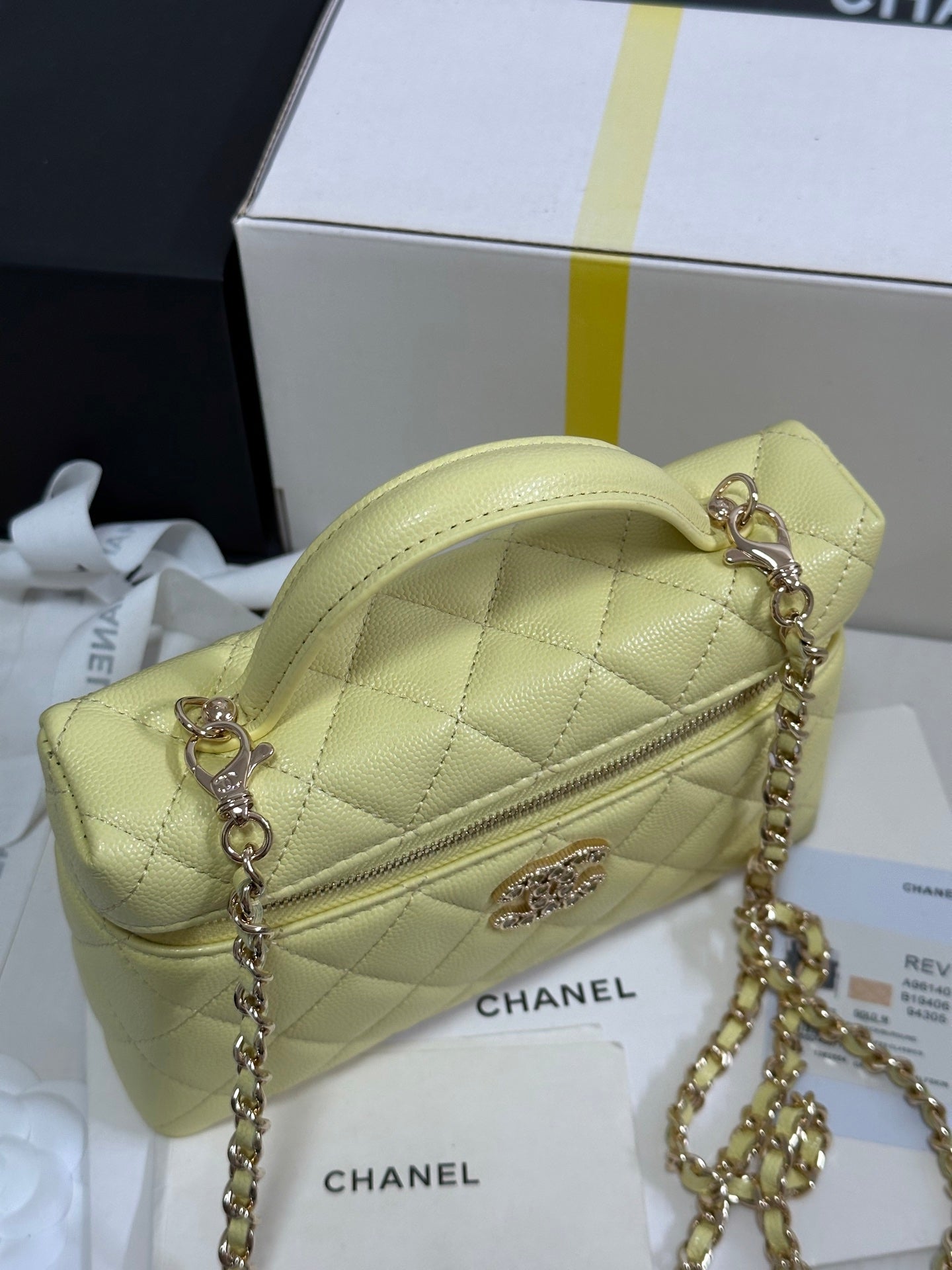 Strass-Schminkkoffer, gesteppt, 19 Zoll, aus gelbem Kalbsleder mit goldmetallicfarbenem