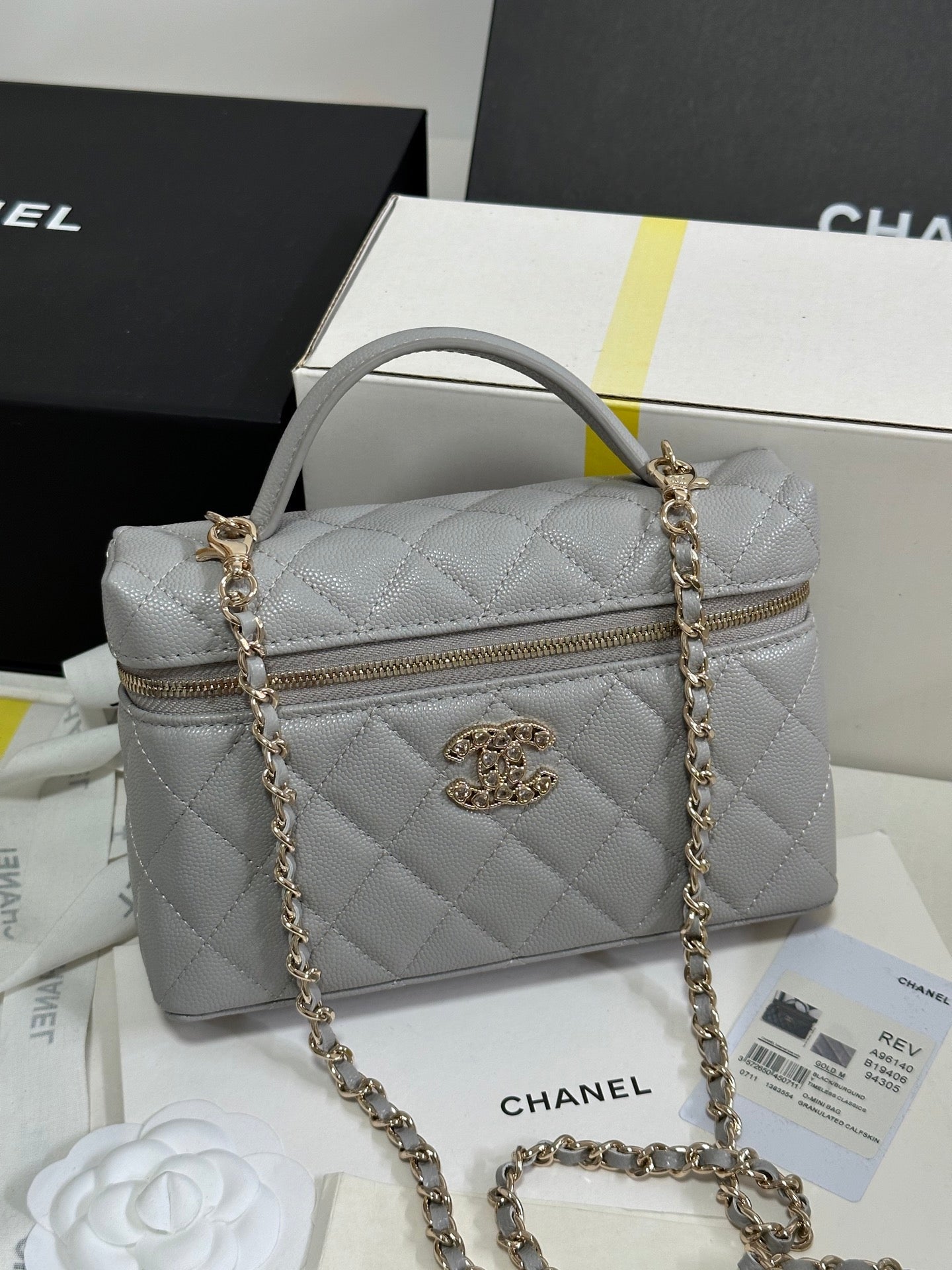 Strass-Schminkkoffer, gesteppt, 19 Zoll, aus grauem Kalbsleder mit goldfarbenen Metallic-Akzenten