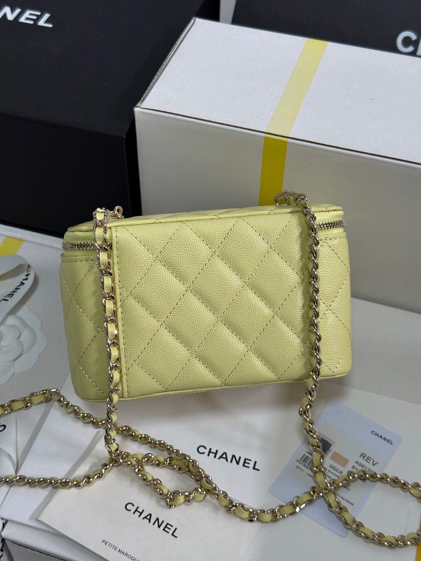 Kosmetikkoffer mit 17 Kristallbesetztem Logo in gelbem Kalbsleder und goldenen Beschlägen