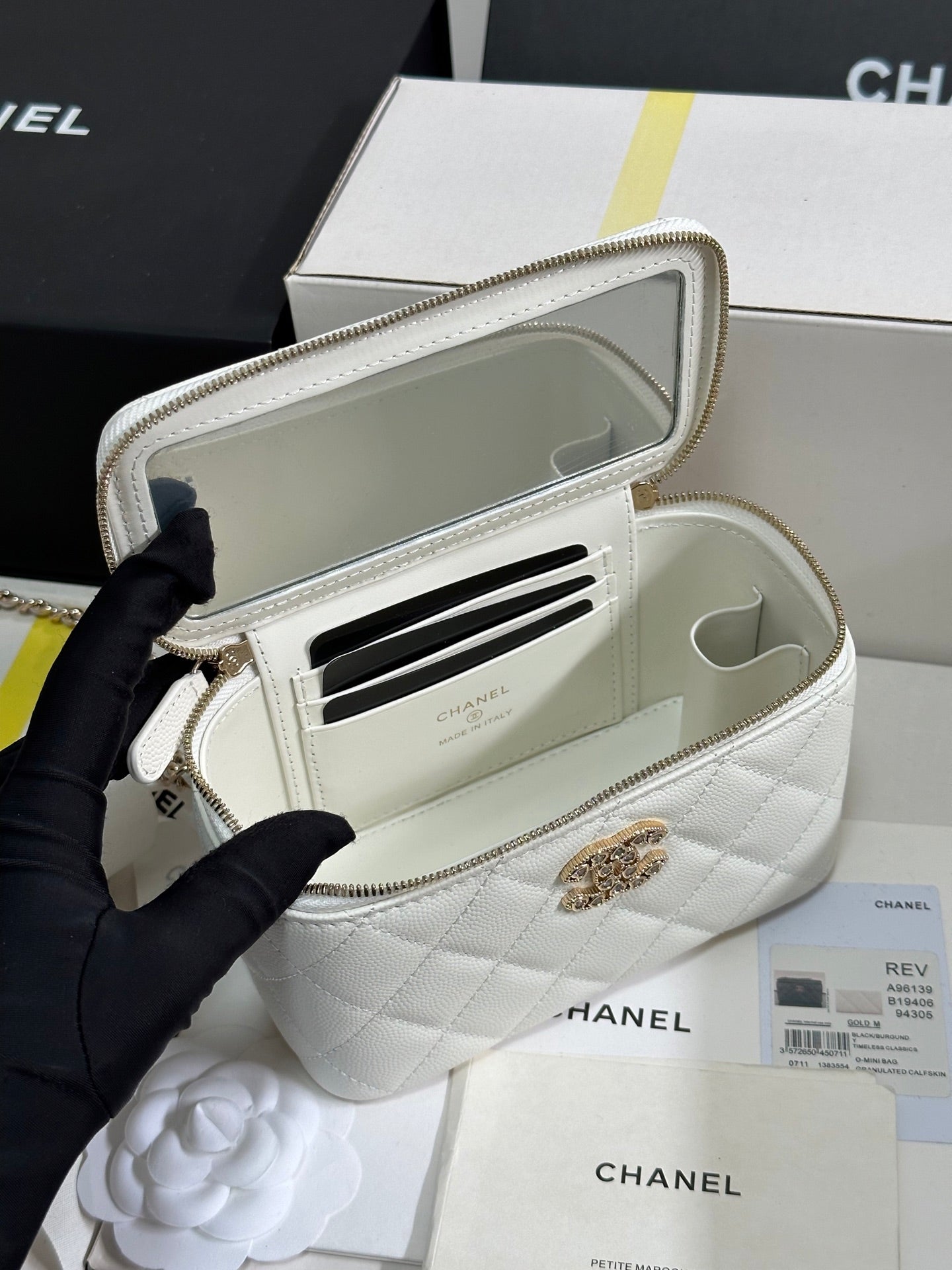 Kosmetikkoffer mit 17 Kristallbesetztem Logo in weißem Kalbsleder und goldenen Beschlägen