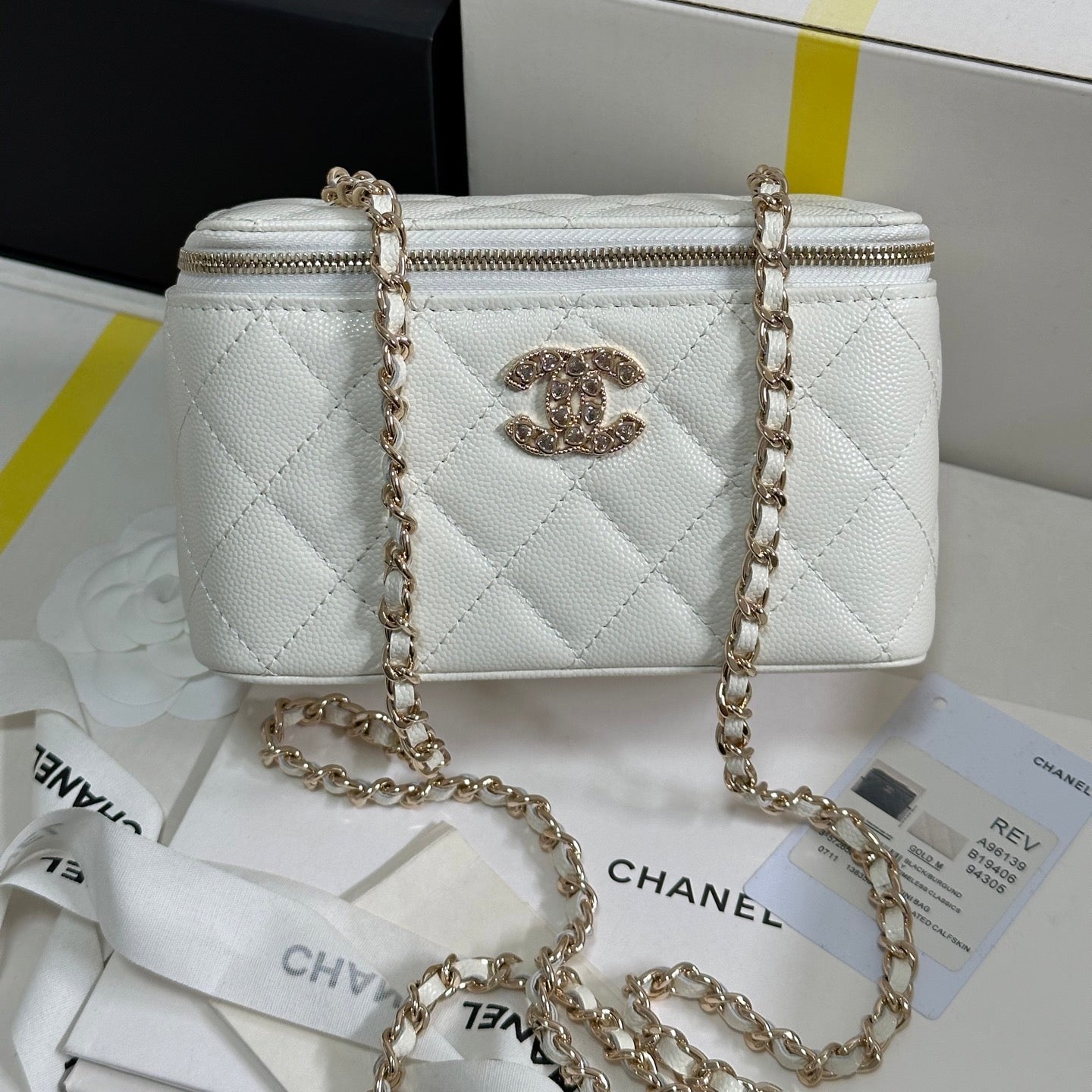 Kosmetikkoffer mit 17 Kristallbesetztem Logo in weißem Kalbsleder und goldenen Beschlägen