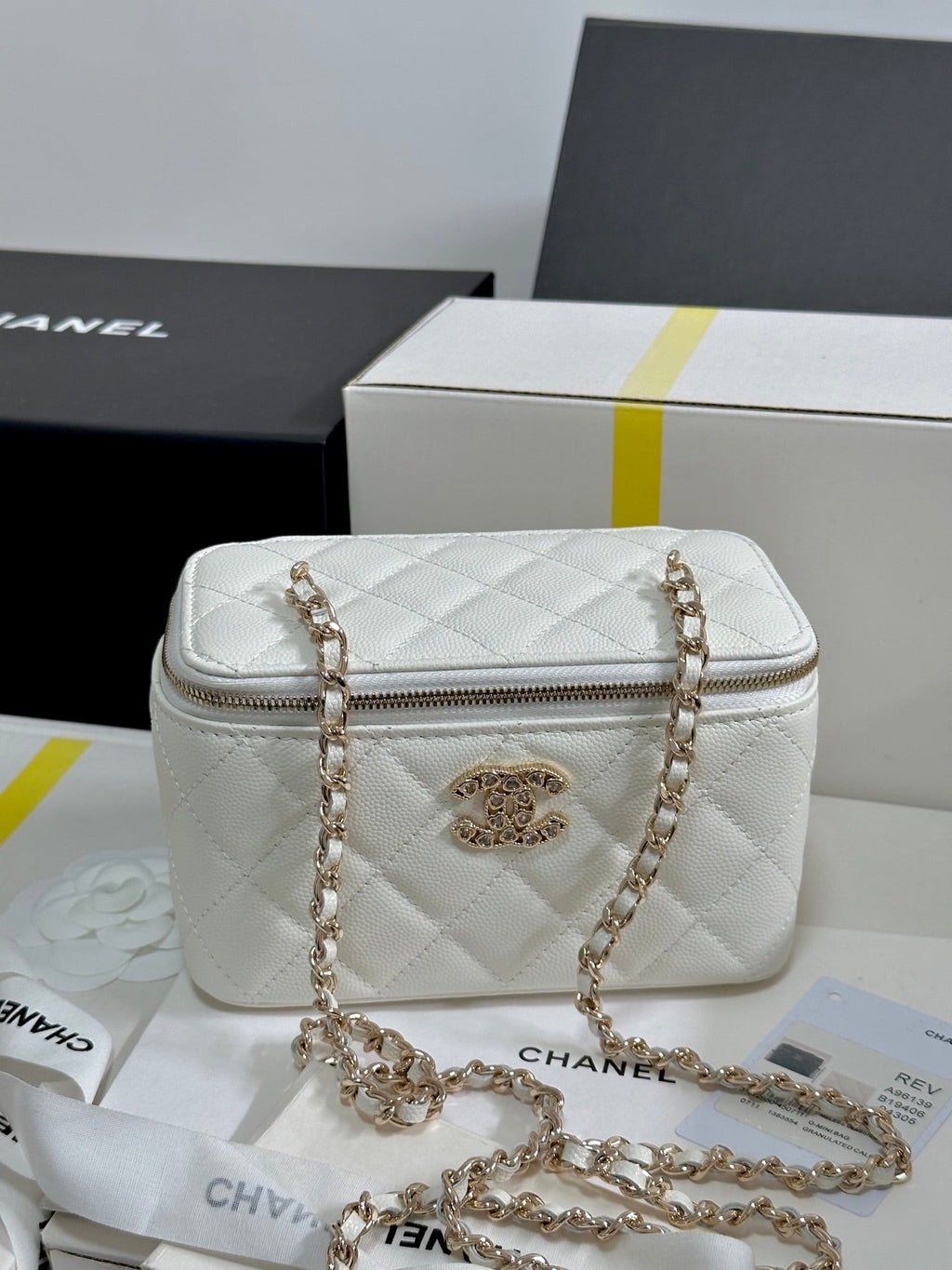 VANITY CASE 17 CRYSTAL STUDDED LOGO IN WHITE CALFSKIN GOLD HARDWARE