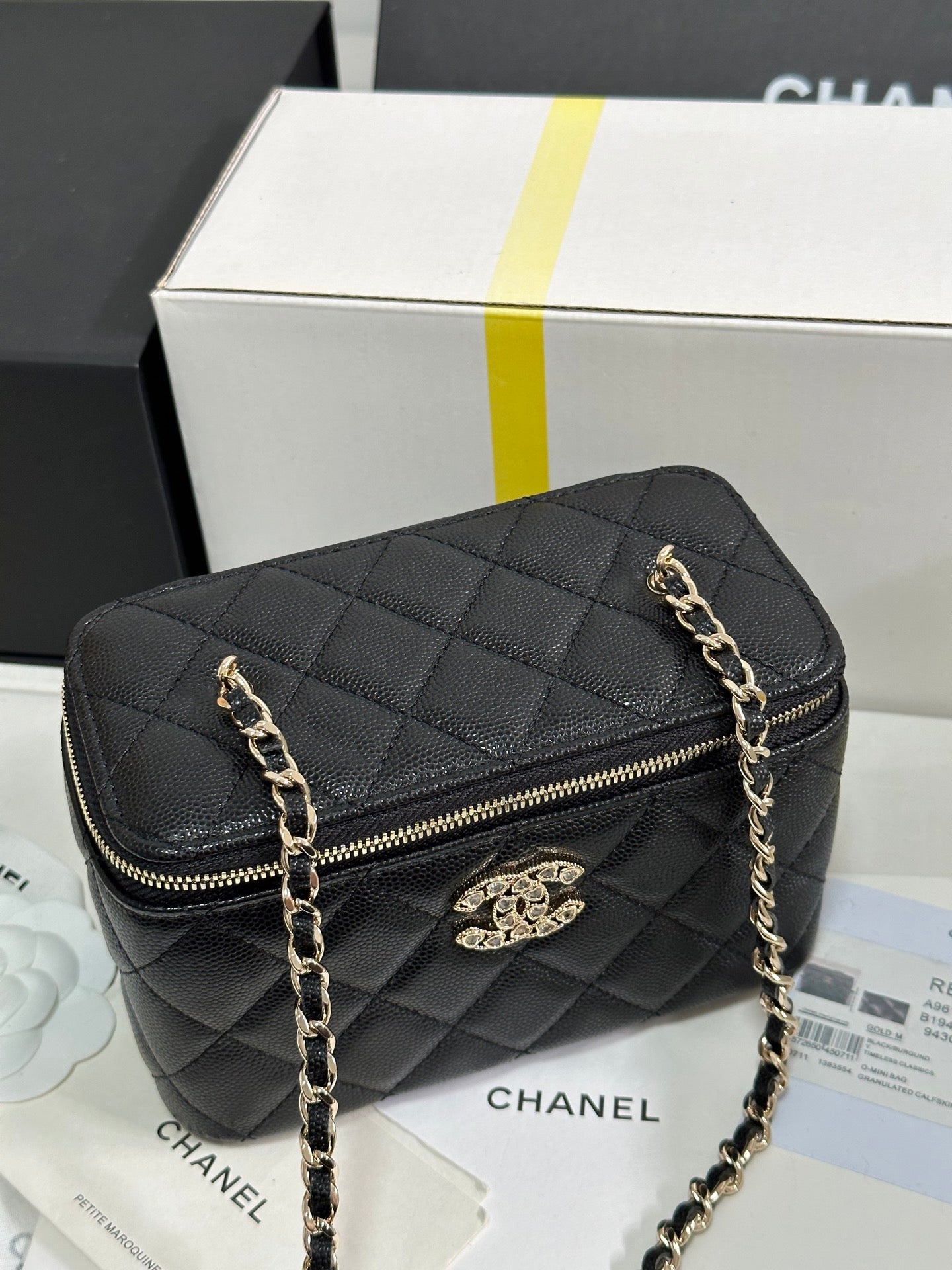 Kosmetikkoffer mit 17 Kristallbesetztem Logo in schwarzem Kalbsleder und goldenen Beschlägen