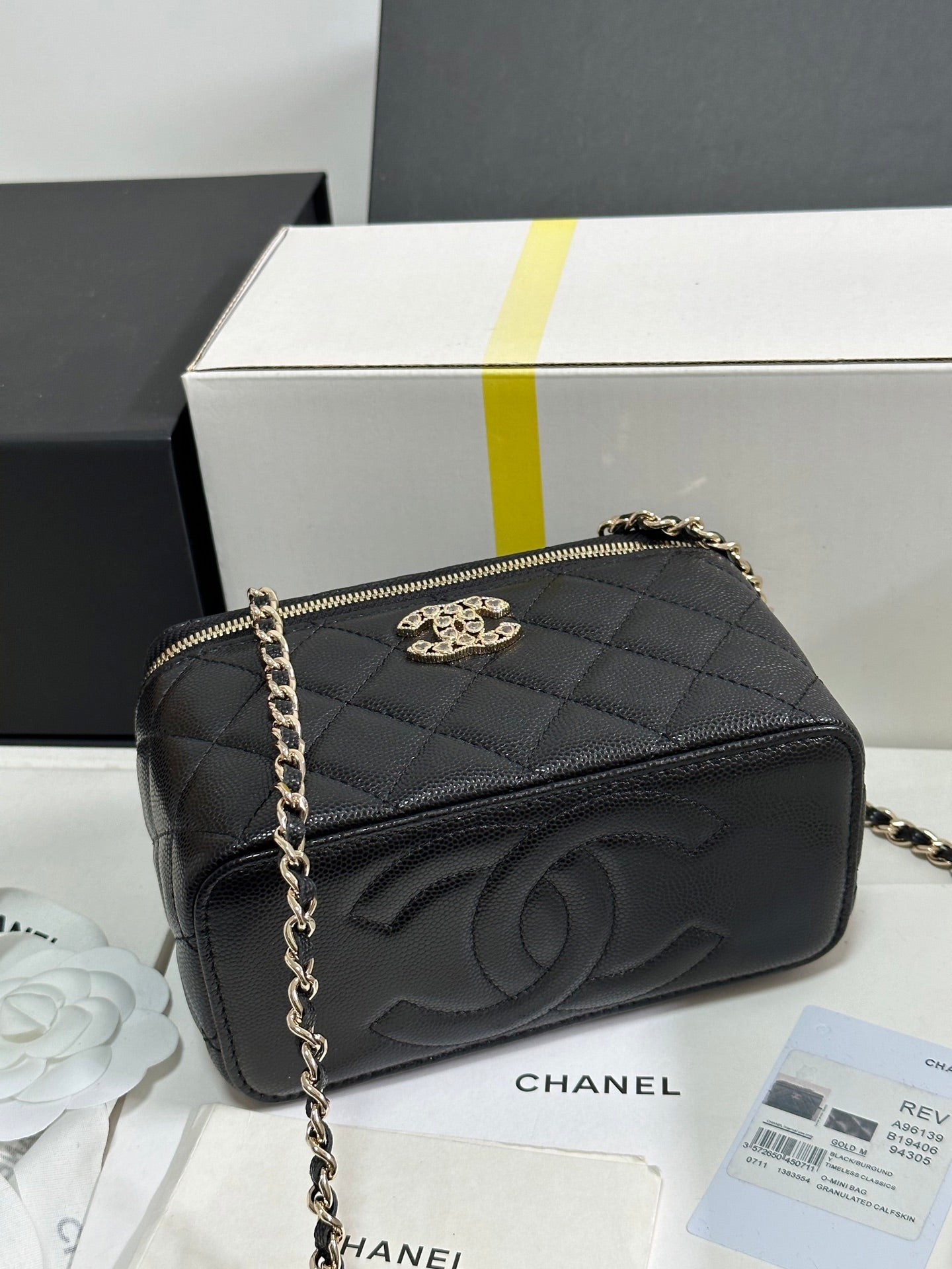 Kosmetikkoffer mit 17 Kristallbesetztem Logo in schwarzem Kalbsleder und goldenen Beschlägen