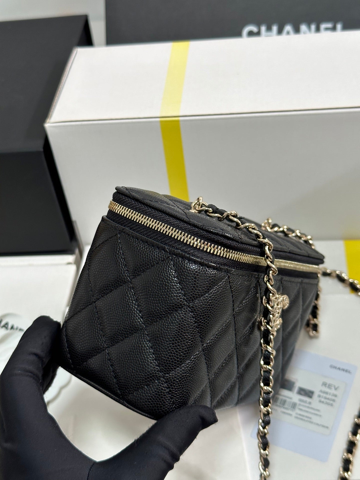 Kosmetikkoffer mit 17 Kristallbesetztem Logo in schwarzem Kalbsleder und goldenen Beschlägen