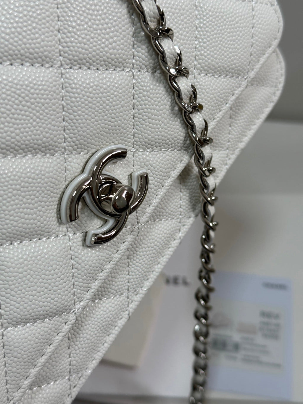 FLAP BAG WITH SILVER-TONE HANDLE 19 IN WHITE CAVIAR SKIN