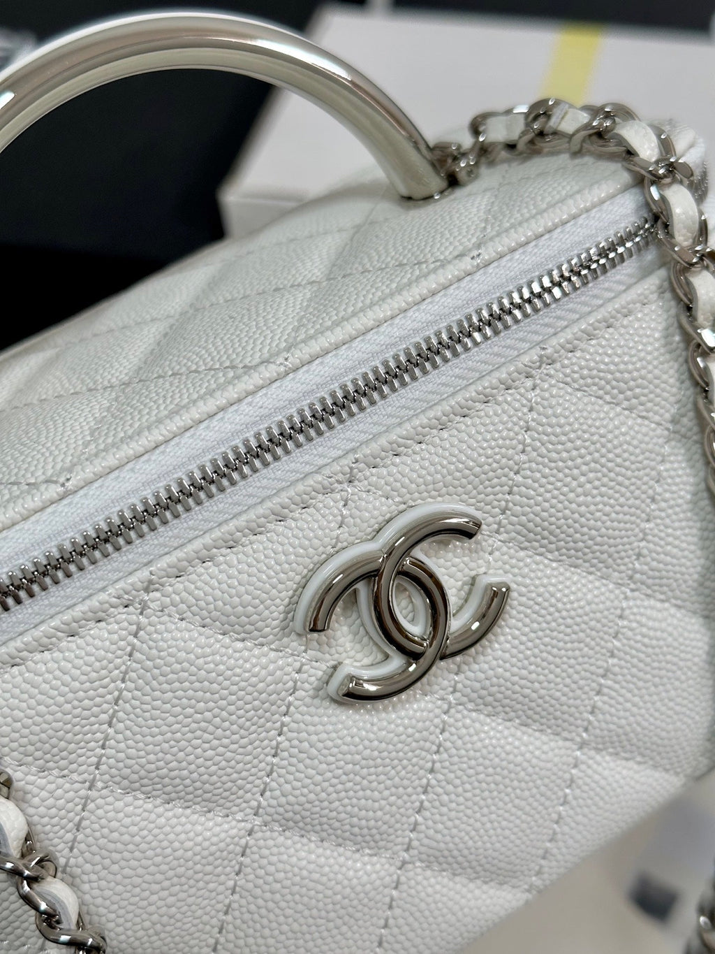 MINI VANITY TOP HANDLE CASE 17 IN WHITE CAVIAR SKIN SILVER-TONE PLATED METAL