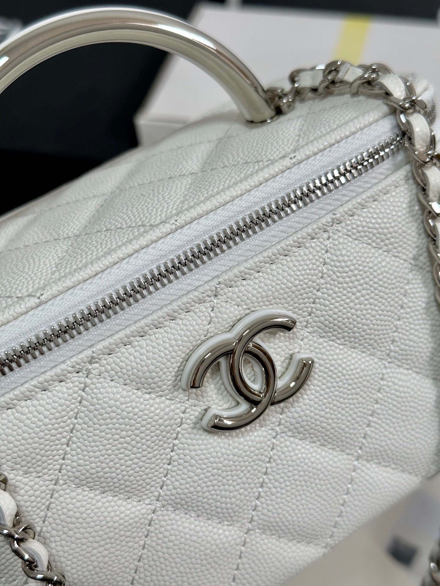 MINI-KOSTÜCK MIT GRIFF, 17 ZOLL, WEISSES KAVIAR-HAUT-FARBE, SILBERFARBEN VERGOLDETES METALL