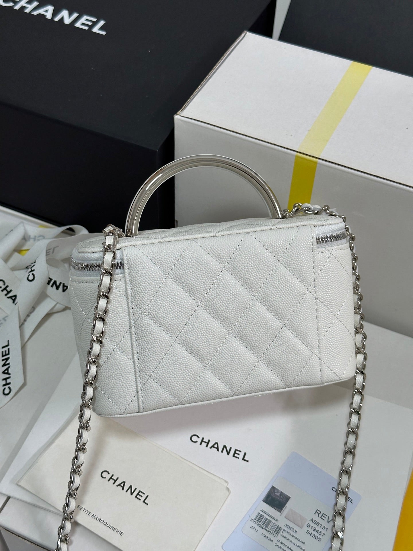 MINI-KOSTÜCK MIT GRIFF, 17 ZOLL, WEISSES KAVIAR-HAUT-FARBE, SILBERFARBEN VERGOLDETES METALL