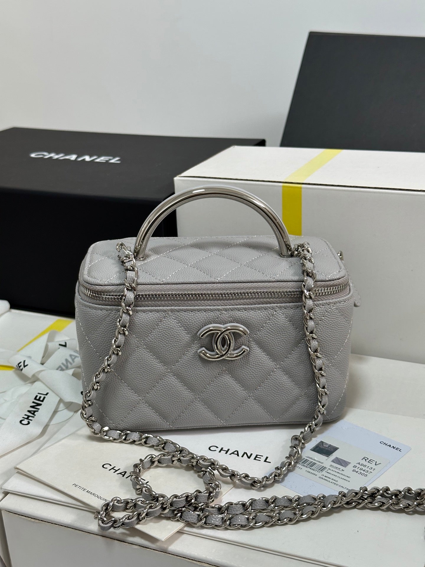 MINI-KOSTÜCK MIT GRIFF, 17 ZOLL, GRAUES KAVIAR-HAUT-AUSFÜHRUNG, SILBERFARBEN VERGOLDETES METALL