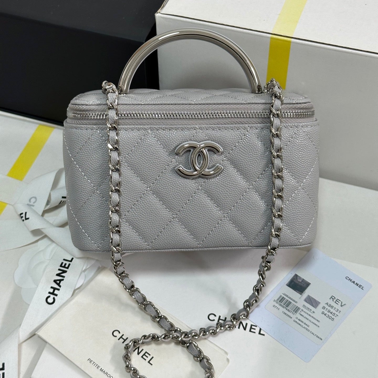 MINI-KOSTÜCK MIT GRIFF, 17 ZOLL, GRAUES KAVIAR-HAUT-AUSFÜHRUNG, SILBERFARBEN VERGOLDETES METALL