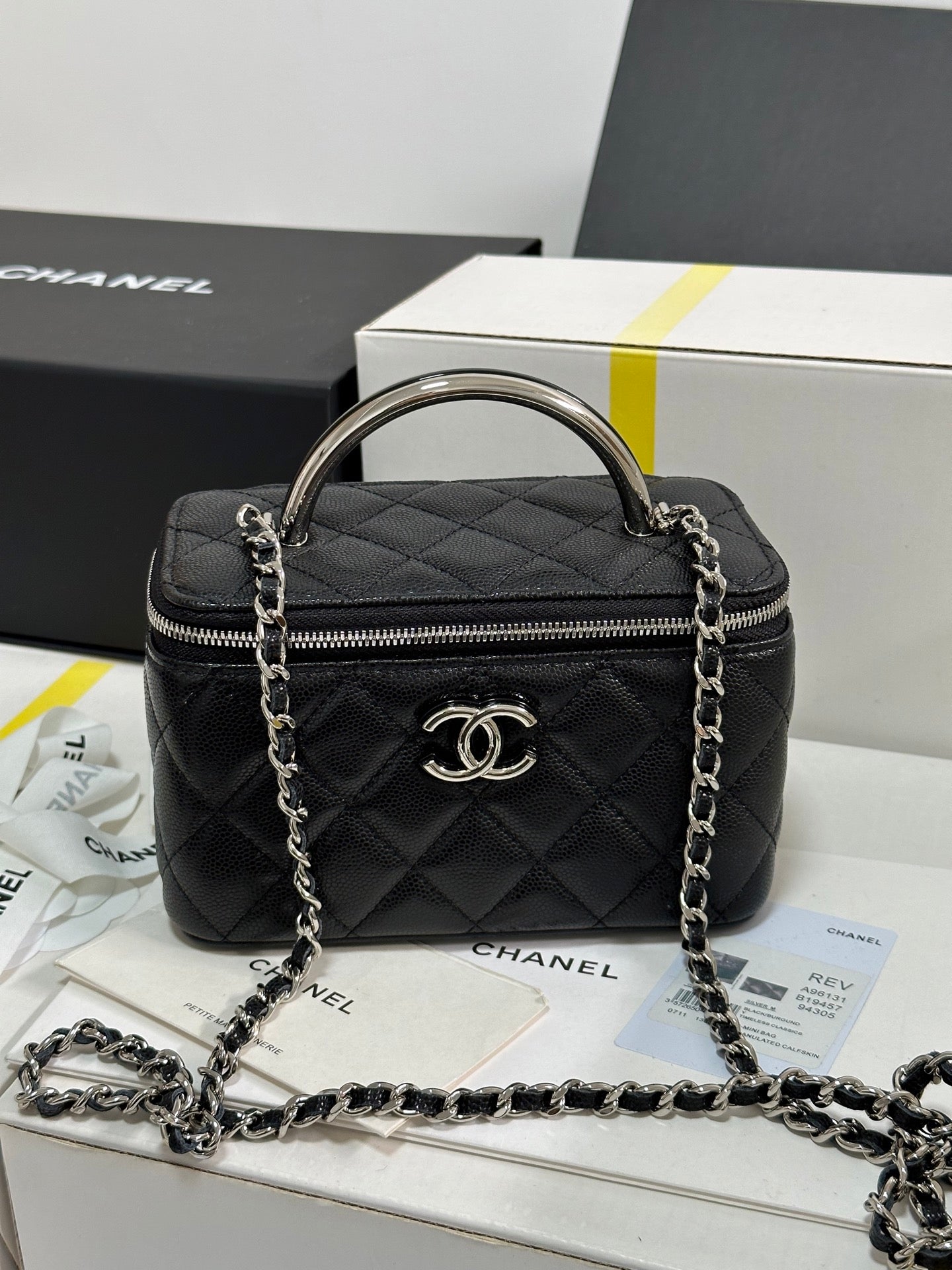 MINI-KOSTÜCK MIT GRIFF, 17 ZOLL, SCHWARZ, KAVIAR-HAUT, SILBERFARBEN VERGOLDETES METALL