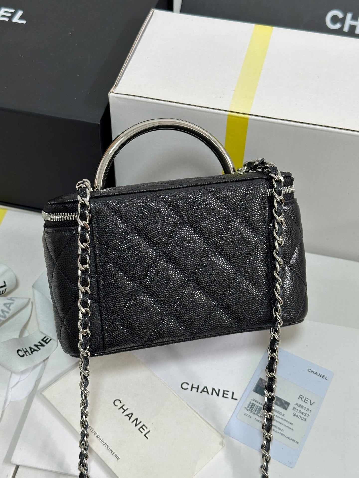 MINI-KOSTÜCK MIT GRIFF, 17 ZOLL, SCHWARZ, KAVIAR-HAUT, SILBERFARBEN VERGOLDETES METALL