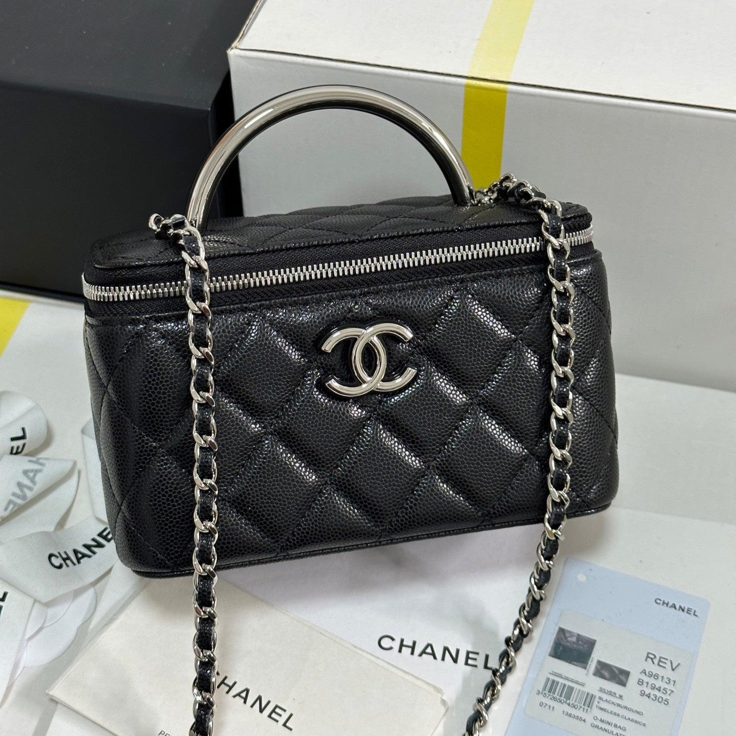 MINI-KOSTÜCK MIT GRIFF, 17 ZOLL, SCHWARZ, KAVIAR-HAUT, SILBERFARBEN VERGOLDETES METALL