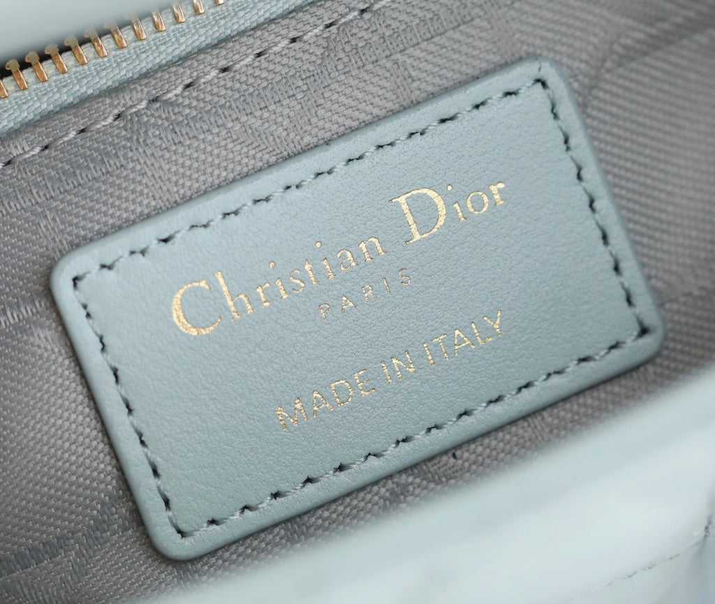 LADY 17 IN HELLBLAUEM LAMMLEDER MIT CANNAGE-MUSTER