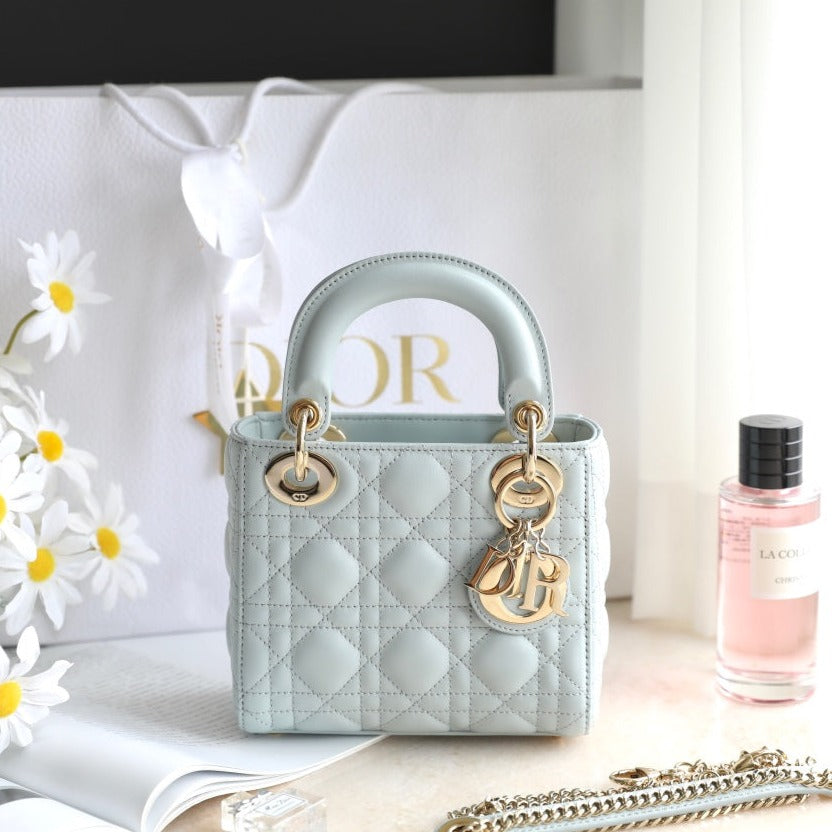 LADY 17 IN HELLBLAUEM LAMMLEDER MIT CANNAGE-MUSTER