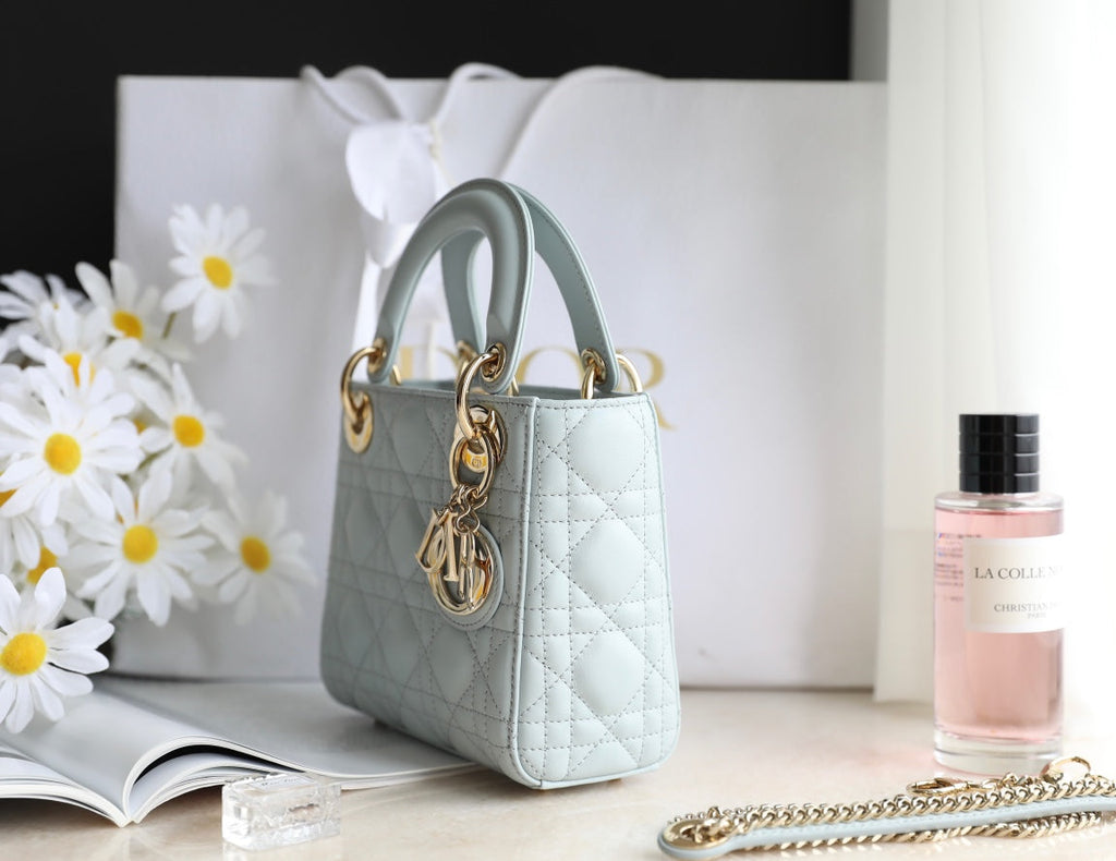 LADY 17 IN HELLBLAUEM LAMMLEDER MIT CANNAGE-MUSTER