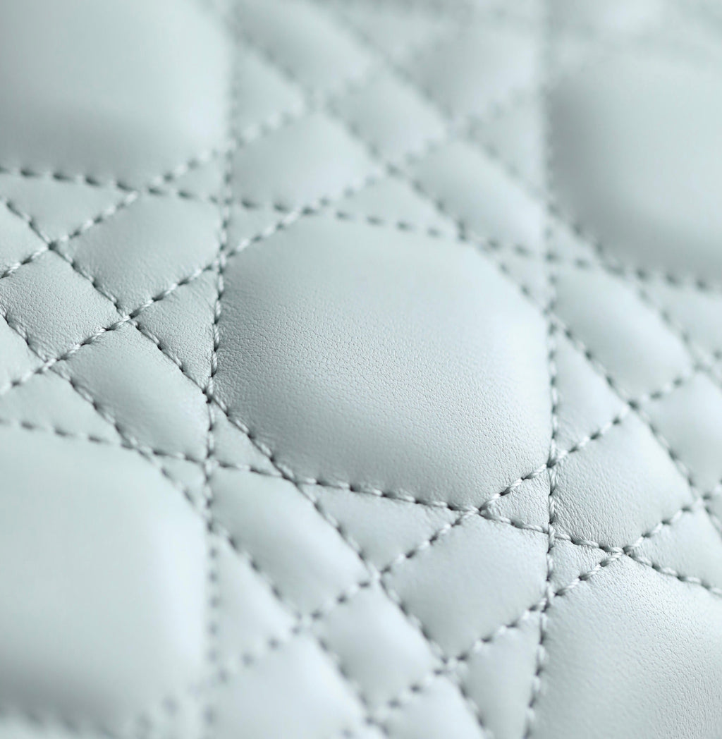 LADY 17 IN HELLBLAUEM LAMMLEDER MIT CANNAGE-MUSTER