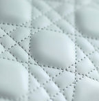 LADY 17 IN HELLBLAUEM LAMMLEDER MIT CANNAGE-MUSTER